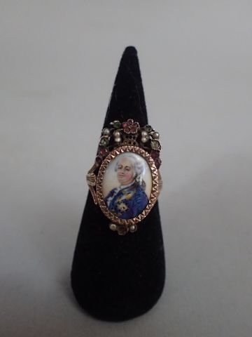 null Bague Louis XVI or rose 18K et argent centrée d'une miniature ovale sur porcelaine...