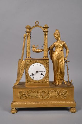 null Pendule en bronze doré à décor d'une femme vêtue et coiffée à l'antique, allégorie...