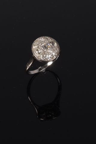 null Bague de forme ronde en or gris (750 millièmes) sertie de diamants de tailles...