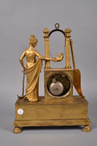 null Pendule en bronze doré à décor d'une femme vêtue et coiffée à l'antique, allégorie...