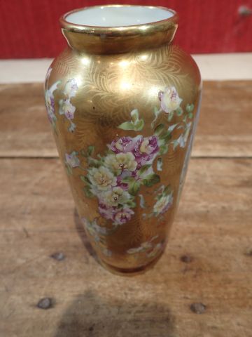 null Abel GOSSE à Limoges. Petit vase en porcelaine à décor de roses traitées au...