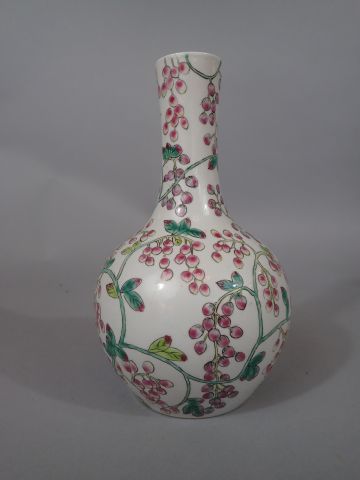 null Vase de forme "tianqiuping" en porcelaine émaillée polychrome à décor d'un arbre...