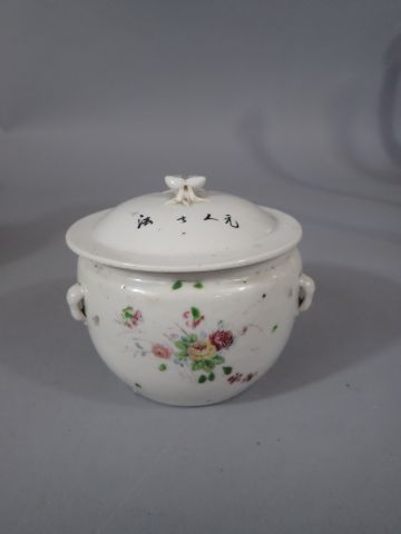 null Pot couvert en porcelaine blanche, la prise en relief en forme de pèches de...