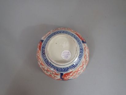 null Petite coupe en porcelaine Imari à décor de phénix. Japon, XIXe siècle. (Diam....