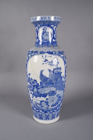 null Grand vase balustre en porcelaine bleu-blanc à décor imprimé d’un couple de...