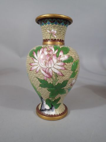 null Ensemble de cinq vases en laiton cloisonné à décor floral, trois sur fond de...
