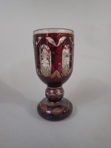null Vase en cristal de Bohème doublé de rouge et rehauts dorés à décor émaillé de...