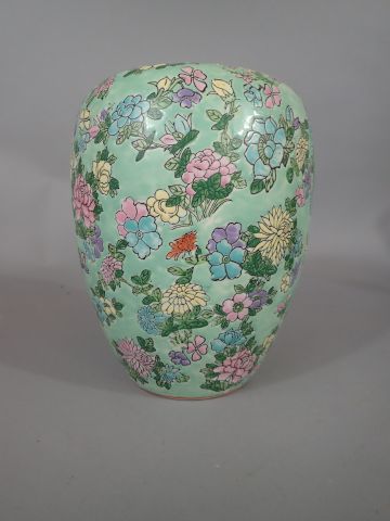 null Pot à gingembre en porcelaine à décor floral polychrome sur fond bleu céladon....
