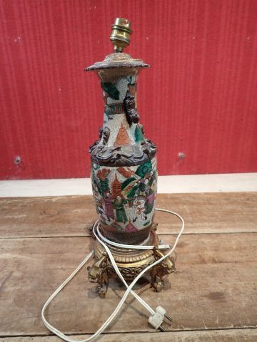 null Vase en porcelaine de Nankin à décor polychrome de guerriers. Fin du XIXe siècle....