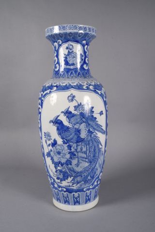 null Grand vase balustre en porcelaine bleu-blanc à décor imprimé d’un couple de...
