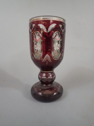 null Vase en cristal de Bohème doublé de rouge et rehauts dorés à décor émaillé de...