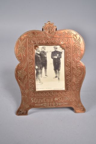 null Cadre en cuivre marqué "Souvenir de Suippes 1919" décoré de fleur avec une carte...