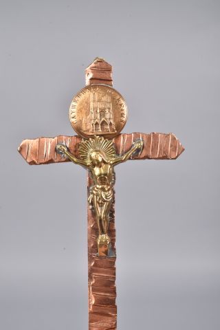 null Artisanat de tranchée. Petit crucifix conçu avec une ceinture d'obus. Le Christ...
