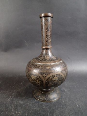 null Vase de forme bouteille en bronze patiné et niellé à décor stylisé de plantes...