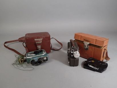 null Ensemble de deux caméras diverses dans sacs : caméra Bauer 88 E avec nombreux...
