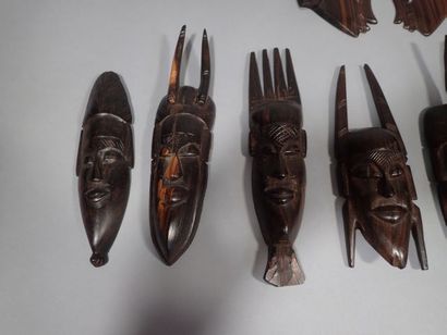 null Ensemble de huit masques africains en bois sculpté à décor scarifié. (Long....
