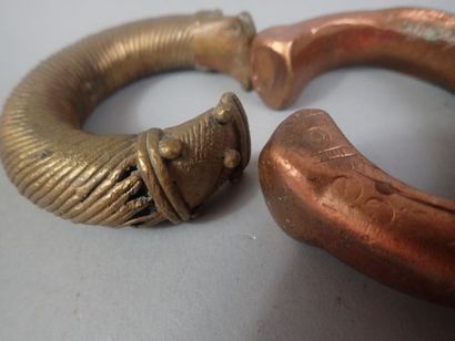 null Ensemble de six entraves ou bracelets d'esclave en bronze et alliage de cuivre...