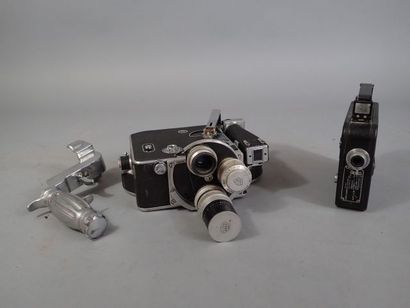 null Ensemble de deux caméras diverses et un accessoire. Caméra Paillard Bolex H16...