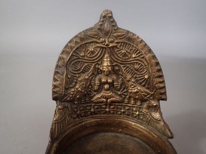 null Lampe à huile en bronze figurant la déesse Gaja Lakshmi. Inde, XXe siècle. (Trace...