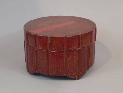 null Boîte polylobée en bois laqué rouge et or, à décor de personnages, motifs floraux...