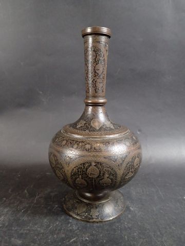 null Vase de forme bouteille en bronze patiné et niellé à décor stylisé de plantes...