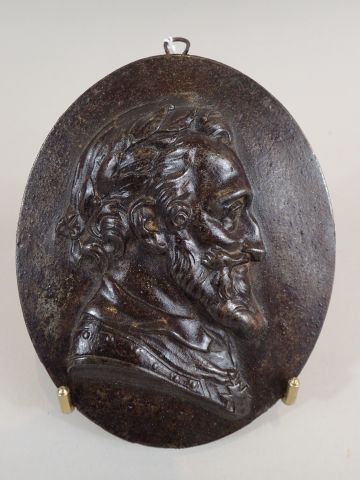 null Médaille en fonte de forme ovale orné du profil d'Henri IV coiffé d'une couronne...