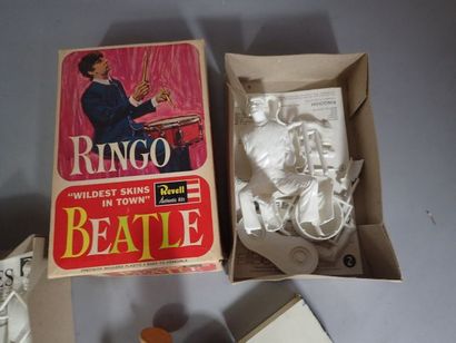 null REVELL. Lot de 3 modèles en kit des Beatles. Deux dans leurs boîtes d'origine...