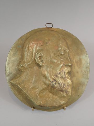 null Médaille en fonte patinée dorée avec sa bélière à décor d'un profil d'homme...