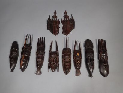 null Ensemble de huit masques africains en bois sculpté à décor scarifié. (Long....
