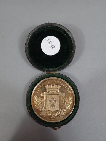 null Médaille biface en vermeil, l'avers marqué "Ville de Soissons" à décor aux armes...
