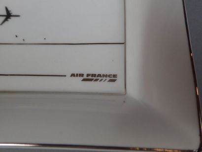 null Cendrier publicitaire en porcelaine AIR France à décor doré d'avions. (Dim :...