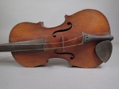 null Violon Mirecourt 20eme étiquette apocryphe de Stradivarius. Manche et éclisses...