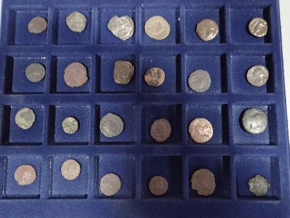 null Collection de 100 pièces romaines principalement, dans une mallette numismatique...