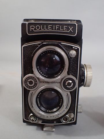null Ensemble de deux appareils divers et un accessoire. Boitier Rolleiflex n°1715466...