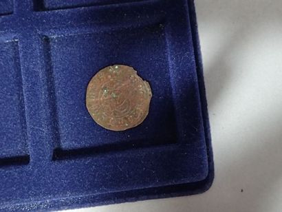 null Collection de 100 pièces romaines principalement, dans une mallette numismatique...