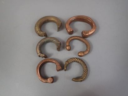 null Ensemble de six entraves ou bracelets d'esclave en bronze et alliage de cuivre...