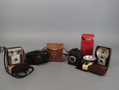 null Ensemble de cinq appareils photographiques divers dont Kodak, Goldy et Lumi...