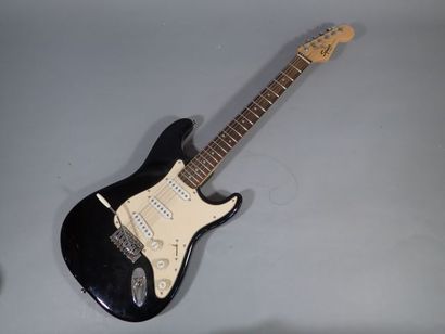 null Guitare électrique de marque Squier by Fender, modèle Strat, n°CAE-0050612708....