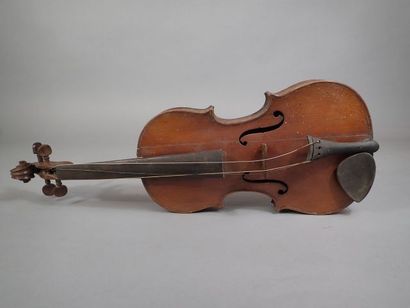 null Violon Mirecourt 20eme étiquette apocryphe de Stradivarius. Manche et éclisses...