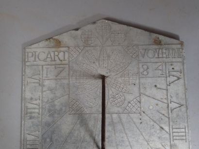 null Cadran solaire en ardoise, gravé d'une inscription "Picart Voyenne" et daté...