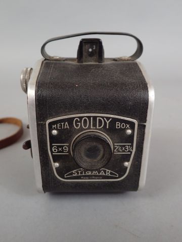 null Ensemble de cinq appareils photographiques divers dont Kodak, Goldy et Lumi...