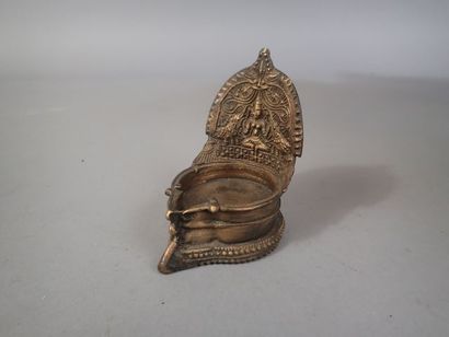 null Lampe à huile en bronze figurant la déesse Gaja Lakshmi. Inde, XXe siècle. (Trace...