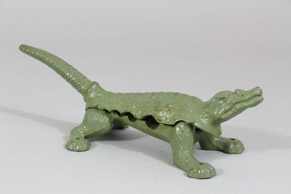 null Mache-bouchon en forme de crocodile en fonte de fer laquée verte. (Long. : 29...
