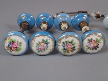 null Ensemble de poignées en porcelaine à décor floral polychrome à fond blanc, bleu...