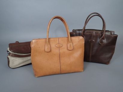 null Ensemble de trois sacs à main dont deux TOD'S en cuir brun pour l'un et camel...