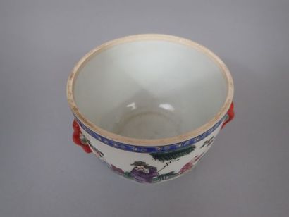 null CHINE, début XXe siècle
Pot en porcelaine à décor polychrome d’enfants et sages...