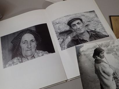 null Ensemble de deux albums photographiques comprenant des photos de famille, principalement...