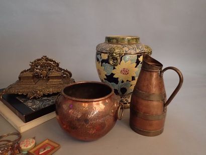 null Mannette comprenant un vase en cristal de Pierre D'AVESN (1901-1990), deux coffrets...