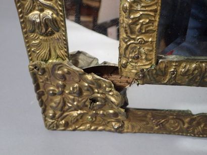 null Miroir à parecloses en laiton estampé à fronton. Fin du XIXe siècle, de style...