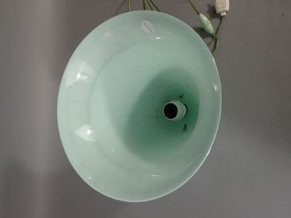 null Lampe en forme de vase à col évasé en verre opalin vert menthe. Epoque Art Déco....